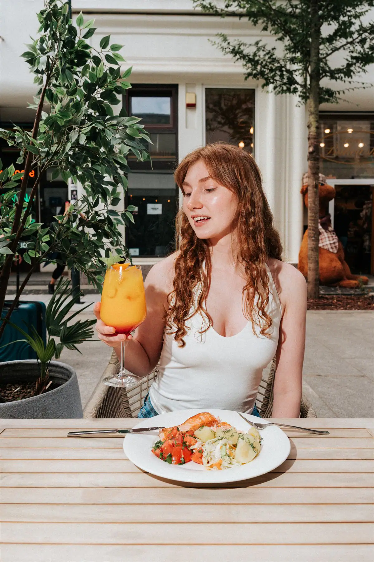 Gość przy stoliku na tarasie restauracji